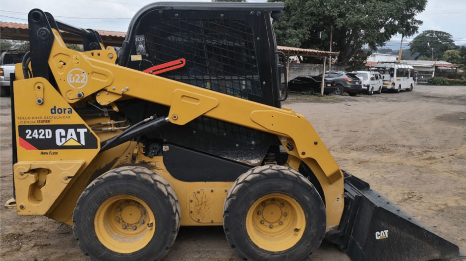 Mini cargador de 3toneladas - Caterpillar 242D